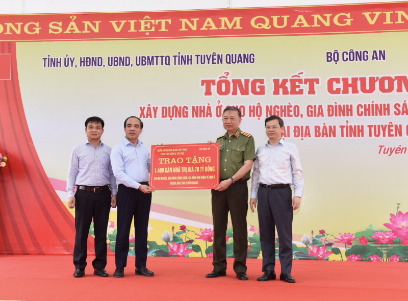 Ngành Ngân hàng tham gia hỗ trợ xây dựng 1.400 căn hộ cho các hộ nghèo tỉnh Tuyên Quang