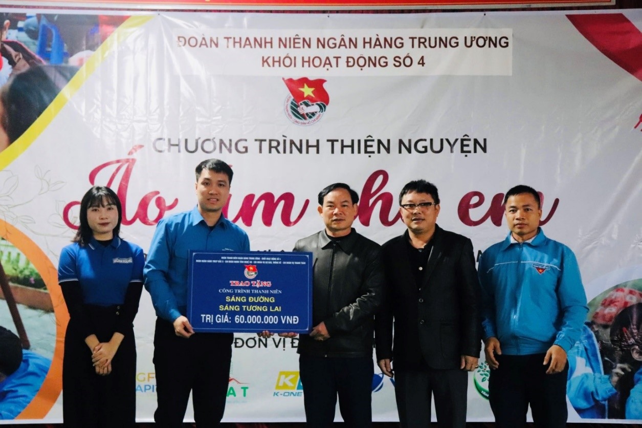 Khối hoạt động số 4 Đoàn Thanh niên NHTW lan tỏa yêu thương tới đồng bào, chiến sĩ huyện Con Cuông, tỉnh Nghệ An