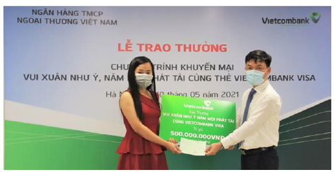                                     Vietcombank Thăng Long trao thưởng chương trình khuyến mại “xuân vui như ý, năm mới phát tài  cùng thẻ Vietcombank visa”