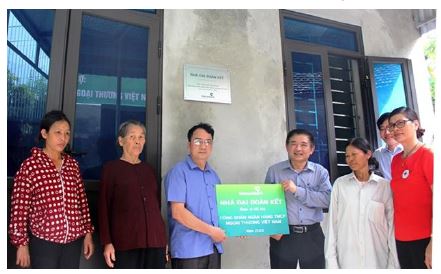                                     Lễ bàn giao 11 căn nhà đại đoàn kết trị giá 550 triệu đồng tại tỉnh Hà Nam do Vietcombank tài trợ