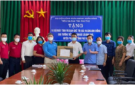                                     Đại diện Công đoàn Ngân hàng Việt Nam trên địa bàn tỉnh Phú Thọ trao máy tính cho hai trường tiểu học