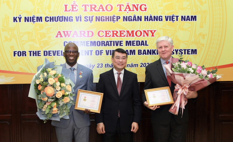                                     Thống đốc NHNN trao tặng Kỷ niệm chương Vì sự nghiệp ngành Ngân hàng cho Giám đốc Quốc gia WB và Giám đốc Quốc gia ADB tại Việt Nam