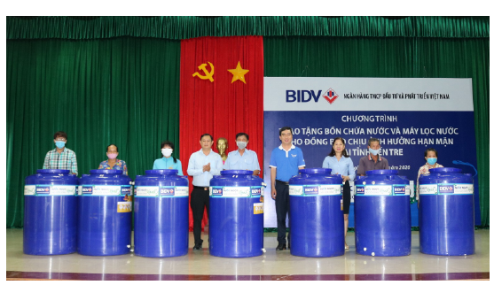                                     BIDV trao tặng 13.300 bồn chứa nước  và 39 máy lọc nước ủng hộ đồng bào  tại 5 tỉnh khu vực Đồng bằng sông Cửu Long