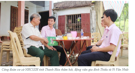 Công đoàn cơ sở NHCSXH tỉnh Thanh Hóa thăm hỏi, động viên gia đình Thiếu tá biên phòng hy sinh khi truy bắt tội phạm ma tuý
