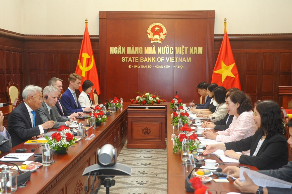 Thống đốc NHNN Nguyễn Thị Hồng tiếp ông Kim Lập Quần - Chủ tịch Ngân hàng Đầu tư Cơ sở hạ tầng châu Á
