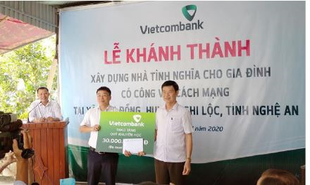                                     Vietcombank Vinh trao tặng nhà tình nghĩa cho gia đình có công tại huyện Nghi Lộc, tỉnh Nghệ An