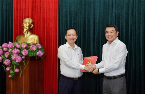                                     Phó Thống đốc thường trực NHNN Đào Minh Tú đón nhận Quyết định chỉ định giữ chức Phó Bí thư Ban Cán sự Đảng NHNN