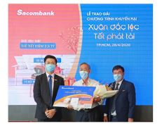                                     Sacombank trao thưởng thẻ tiết kiệm 2.5 tỷ đồng cho khách hàng