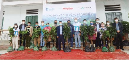 Mcredit trao hơn 10.000 cây giống tặng đồng bào biên giới Hà Giang