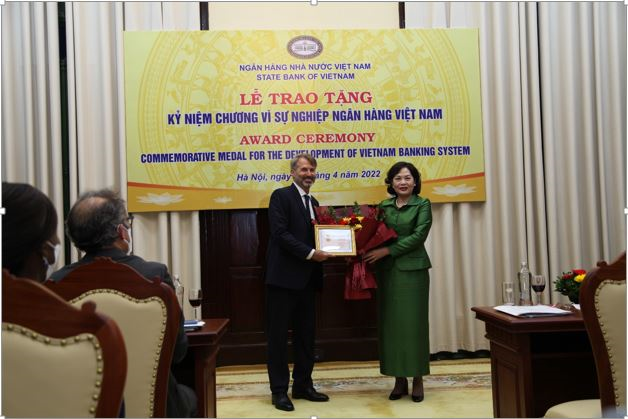 Thống đốc NHNN Nguyễn Thị Hồng trao tặng Kỷ niệm chương Vì sự nghiệp Ngân hàng Việt Nam cho nguyên Giám đốc Quốc gia IFC khu vực Việt Nam, Lào, Campuchia  