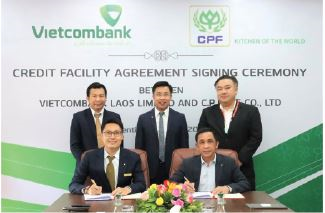 Vietcombank Lào ký kết hợp đồng tín dụng  tài trợ vốn kinh doanh với Công ty C.P. LAOS