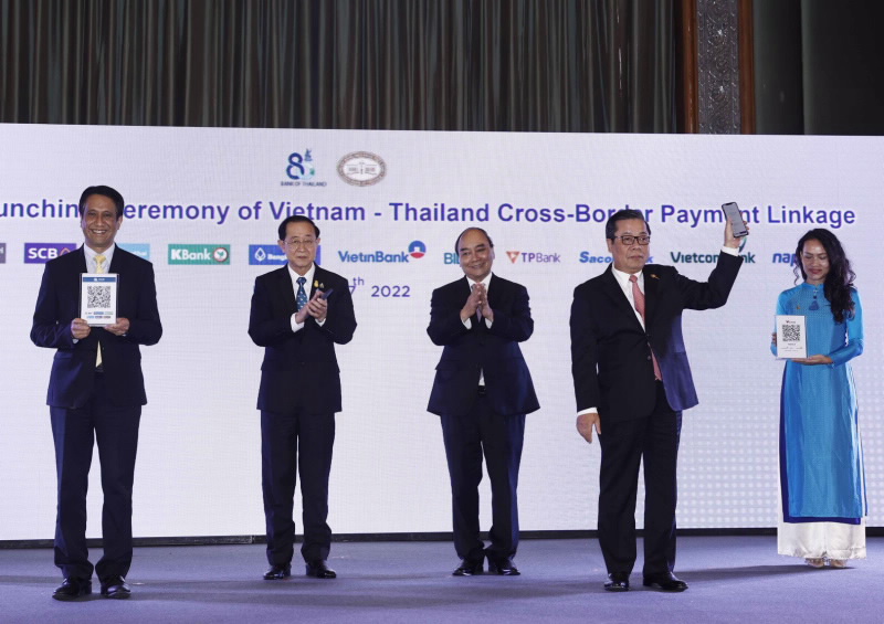 Chủ tịch nước Nguyễn Xuân Phúc cùng Bộ trưởng Tài chính Thái Lan chứng kiến lễ công bố kết nối thanh toán bán lẻ ứng dụng mã phản hồi nhanh (QR code) giữa Việt Nam và Thái Lan