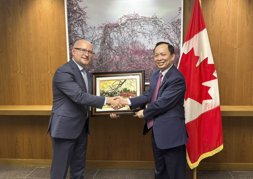  Phó Thống đốc Thường trực NHNN Đào Minh Tú làm việc với Trợ lí Thứ trưởng Bộ Các Vấn đề toàn cầu Canada và Phó Thống đốc NHTW Canada