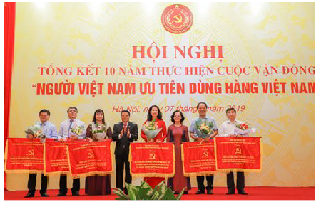                                     Agribank được tặng thưởng nhiều danh hiệu thi đua về thành tích xuất sắc tiêu biểu cuộc vận động Người Việt Nam ưu tiên dùng hàng Việt Nam