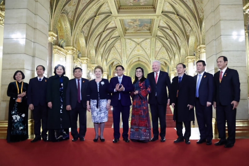 Thống đốc Nguyễn Thị Hồng tháp tùng Thủ tướng Chính phủ thăm chính thức Hungary