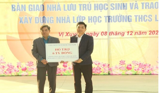 Khánh thành công trình nhà lưu trú  và trao biển tài trợ xây dựng nhà lớp học  tại Trường Trung học cơ sở Lý Tự Trọng, Vị Xuyên, Hà Giang