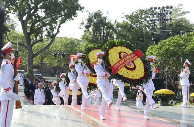 Chùm ảnh: Lãnh đạo Đảng, Nhà nước tưởng nhớ Chủ tịch Hồ Chí Minh và các Anh hùng liệt sĩ - Ảnh 1.