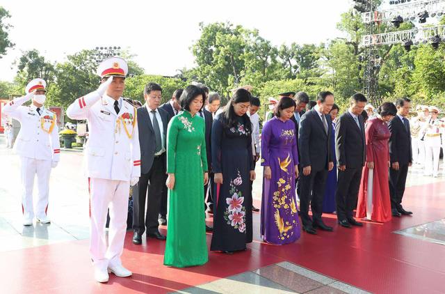 Chùm ảnh: Lãnh đạo Đảng, Nhà nước tưởng nhớ Chủ tịch Hồ Chí Minh và các Anh hùng liệt sĩ - Ảnh 6.