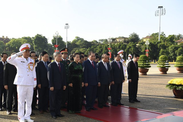 Chùm ảnh: Lãnh đạo Đảng, Nhà nước tưởng nhớ Chủ tịch Hồ Chí Minh và các Anh hùng liệt sĩ - Ảnh 2.