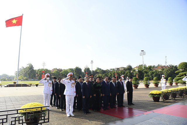 Chùm ảnh: Lãnh đạo Đảng, Nhà nước tưởng nhớ Chủ tịch Hồ Chí Minh và các Anh hùng liệt sĩ - Ảnh 4.