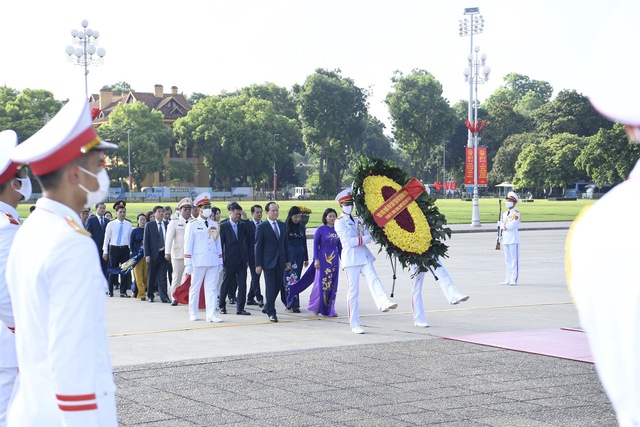 Chùm ảnh: Lãnh đạo Đảng, Nhà nước tưởng nhớ Chủ tịch Hồ Chí Minh và các Anh hùng liệt sĩ - Ảnh 14.