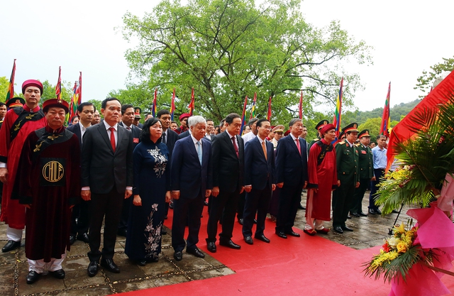 Lãnh đạo Đảng, Nhà nước dâng hương tưởng niệm các Vua Hùng - Ảnh 2.