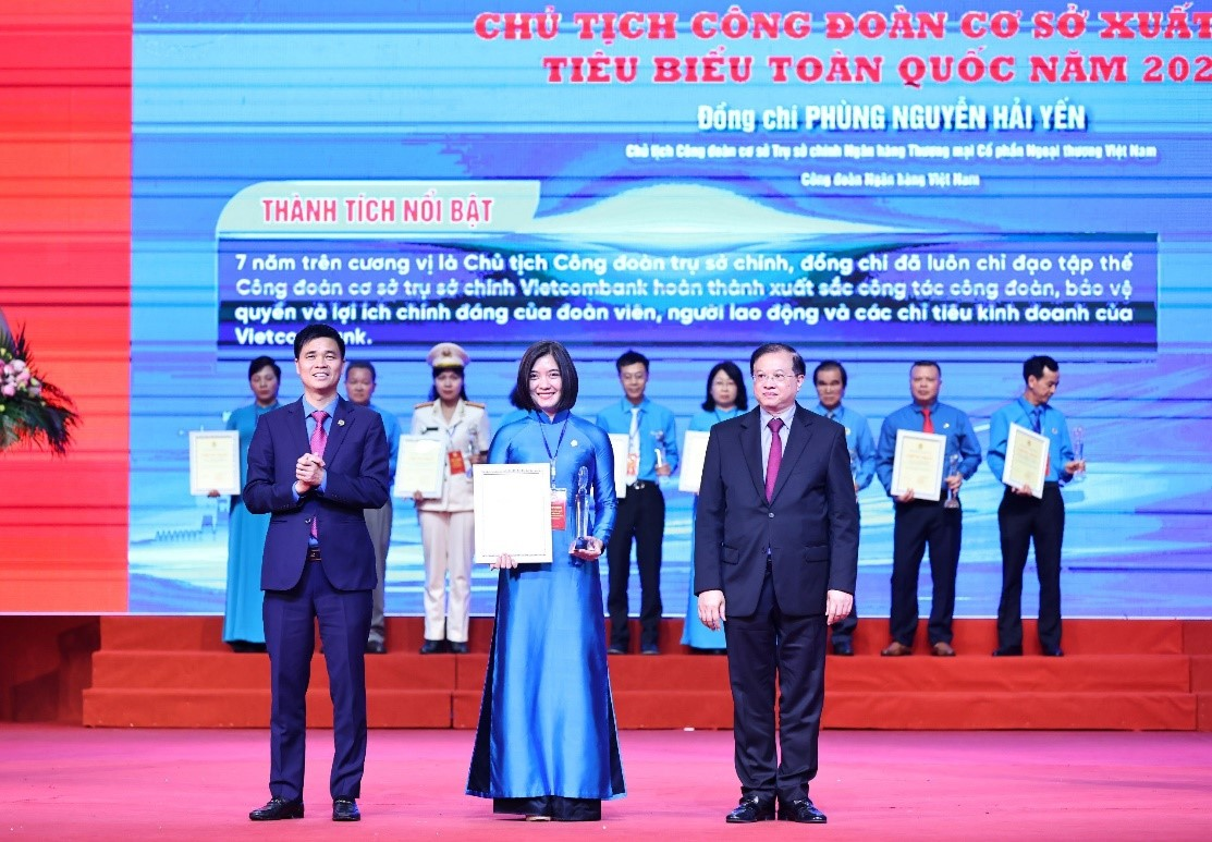 Chủ tịch Công đoàn Trụ sở chính Vietcombank nhận giải thưởng Nguyễn Văn Linh