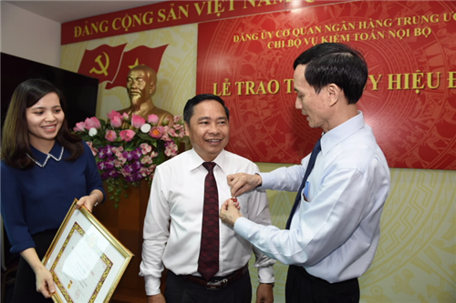                                     Trao tặng Huy hiệu 30 năm tuổi Đảng cho Đ/c Lê Quốc Nghị