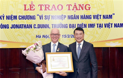                                     Thống đốc NHNN trao tặng Kỷ niệm chương Vì sự nghiệp ngành Ngân hàng cho Trưởng đại diện IMF tại Việt Nam
