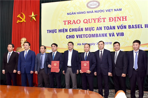                                     Trao Quyết định thực hiện chuẩn mực an toàn vốn Basel II trước thời hạn hiệu lực cho VCB và VIB