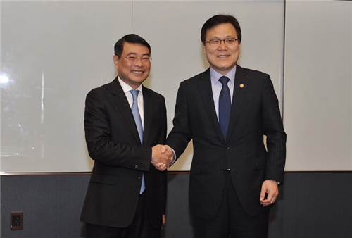                                     Thống đốc NHNN tiếp Chủ tịch Ủy ban Dịch vụ Tài chính Hàn Quốc