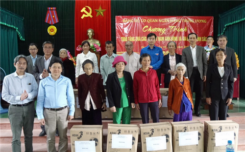                                     Đảng uỷ Cơ quan NHNN Trung ương bàn giao nhà tình nghĩa và tri ân người có công tại huyện Gio Linh, tỉnh Quảng Trị