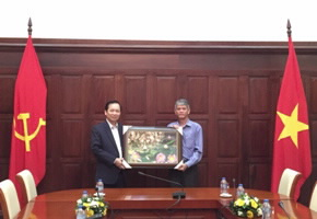                                     Phó Thống đốc Đào Minh Tú làm việc với đoàn công tác của Ủy ban nhân dân tỉnh Đồng Tháp
