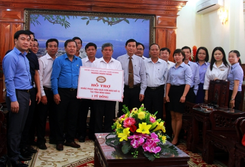                                     Công đoàn Ngân hàng Việt Nam trao 2 tỷ đồng hỗ trợ đồng bào vùng bão lũ