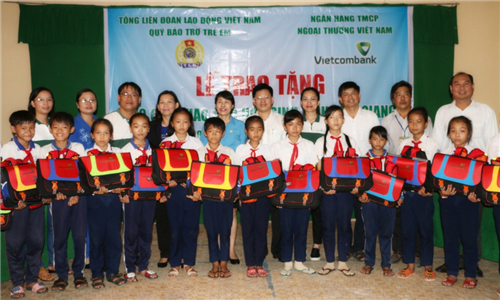                                    Vietcombank trao  cặp phao cứu sinh và Học bổng cho trẻ em vùng sông nước tỉnh Tiền Giang và Cần Thơ
