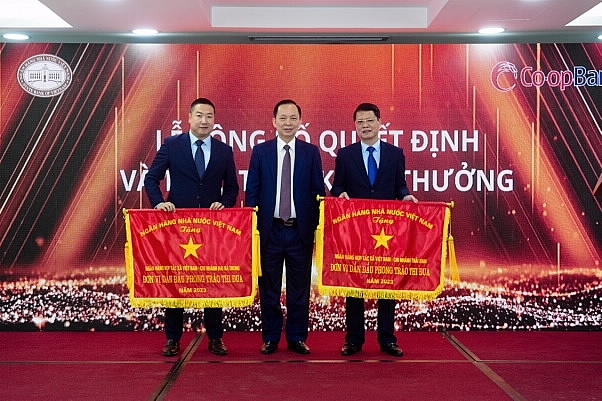 Phó Thống đốc Đào Minh Tú trao cơ thi đua của NHNN cho các đơn vị