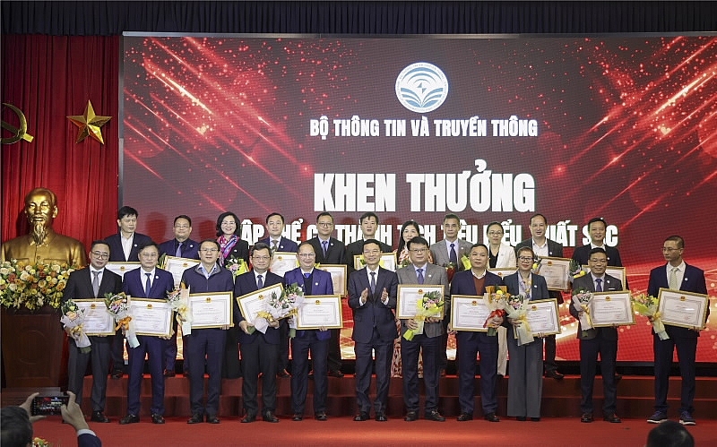 Vụ Truyền thông nhận Bằng khen của Bộ trưởng Bộ Thông tin và Truyền thông về truyền thông chính sách