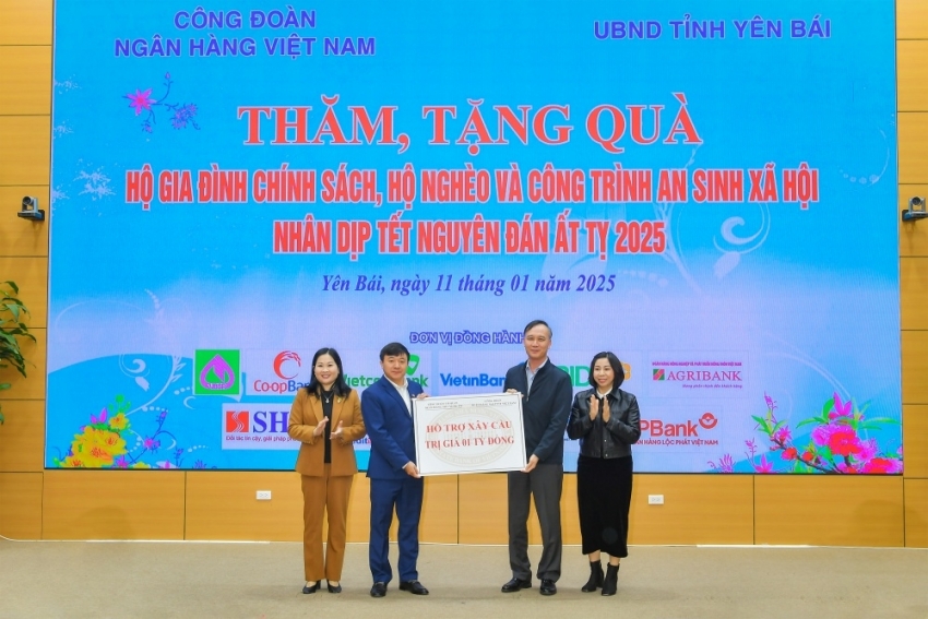 Công đoàn Cơ quan Ngân hàng Nhà nước Trung ương và Công đoàn Ngân hàng Agribank trao hỗ trợ xây dựng cầu 1 tỷ đồng.