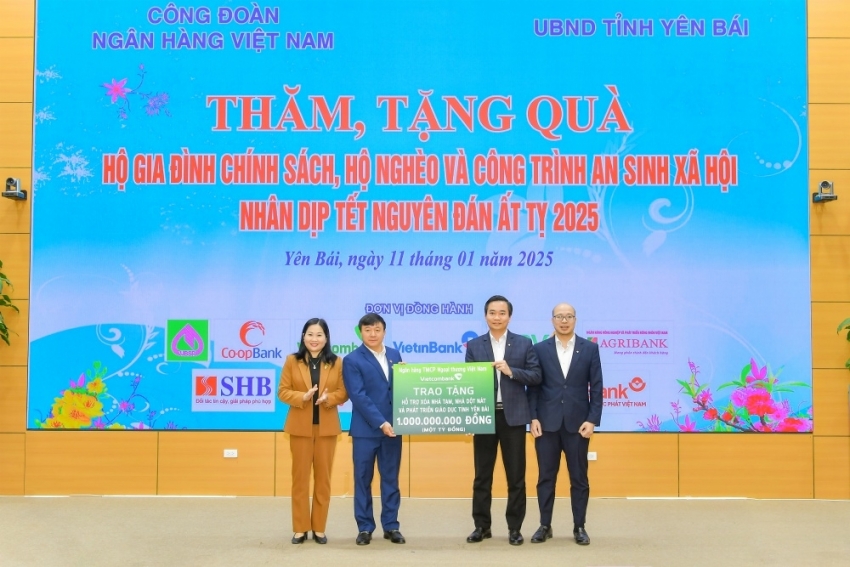 Ngân hàng Vietcombank trao hỗ trợ xóa nhà dột nát và công trình giáo dục trị giá 1 tỷ đồng.