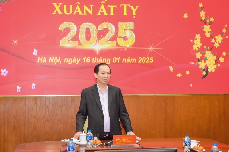Thăm hỏi đoàn viên, người lao động mắc bệnh hiểm nghèo và gặp mặt chúc Tết các thế hệ công đoàn qua các thời kỳ