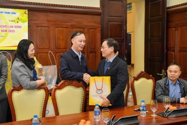 Thăm hỏi đoàn viên, người lao động mắc bệnh hiểm nghèo và gặp mặt chúc Tết các thế hệ công đoàn qua các thời kỳ