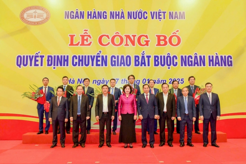 Lãnh đạo NHNN chụp ảnh lưu niệm cùng lãnh đạo các ngân hàng nhận nhiệm vụ tại Lễ công bố