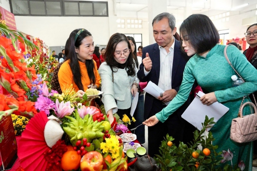 Ban Giám khảo chấm điểm tại Đội Cục phát hành và kho quỹ Ban Giám khảo chấm điểm tại Đội Cục phát hành và kho quỹ