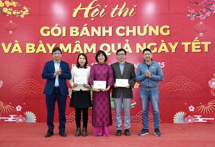 Ban Tổ chức trao giải Ba cho các đội thi Ban Tổ chức trao giải Ba cho các đội thi