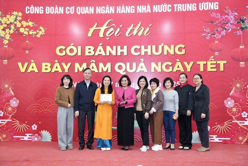 Ban Tổ chức trao giải Đặc biệt cho Đội Cục phát hành và kho quỹ Ban Tổ chức trao giải Đặc biệt cho Đội Cục phát hành và kho quỹ