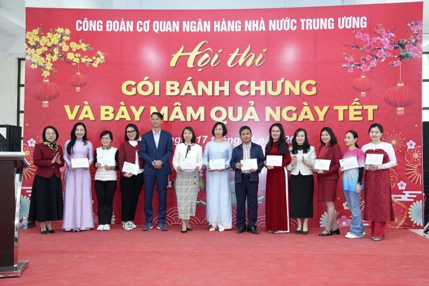 Ban Tổ chức trao giải Khuyến khích cho các đội thi