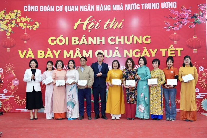 Ban Tổ chức trao giải Khuyến khích cho các đội thi Ban Tổ chức trao giải Khuyến khích cho các đội thi