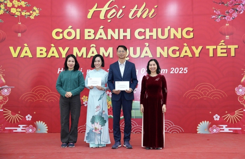 Ban Tổ chức trao giải Nhì cho Vụ Thanh toán và Vụ Quản lý ngoại hối Ban Tổ chức trao giải Nhì cho Vụ Thanh toán và Vụ Quản lý ngoại hối