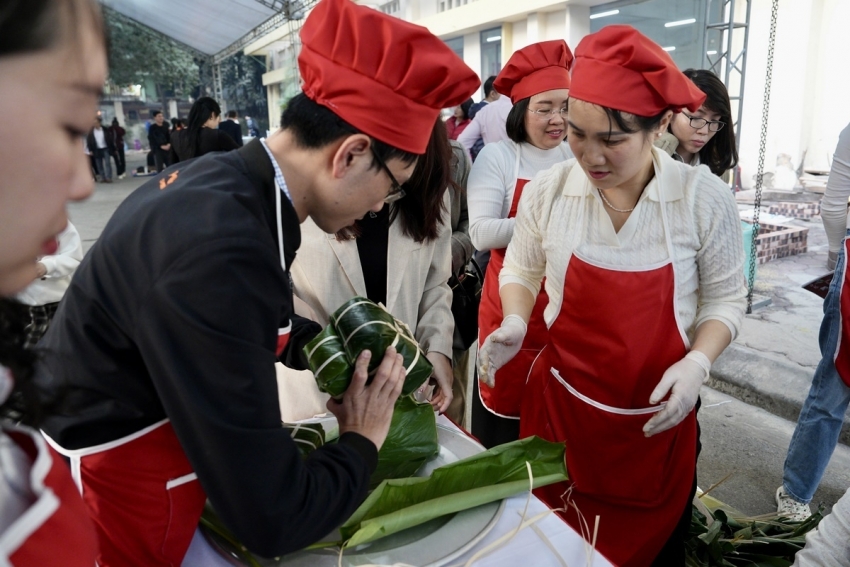 Các đoàn viên nô nức gói lên những tấm bánh chưng xanh mướt Các đoàn viên nô nức gói lên những tấm bánh chưng xanh mướt
