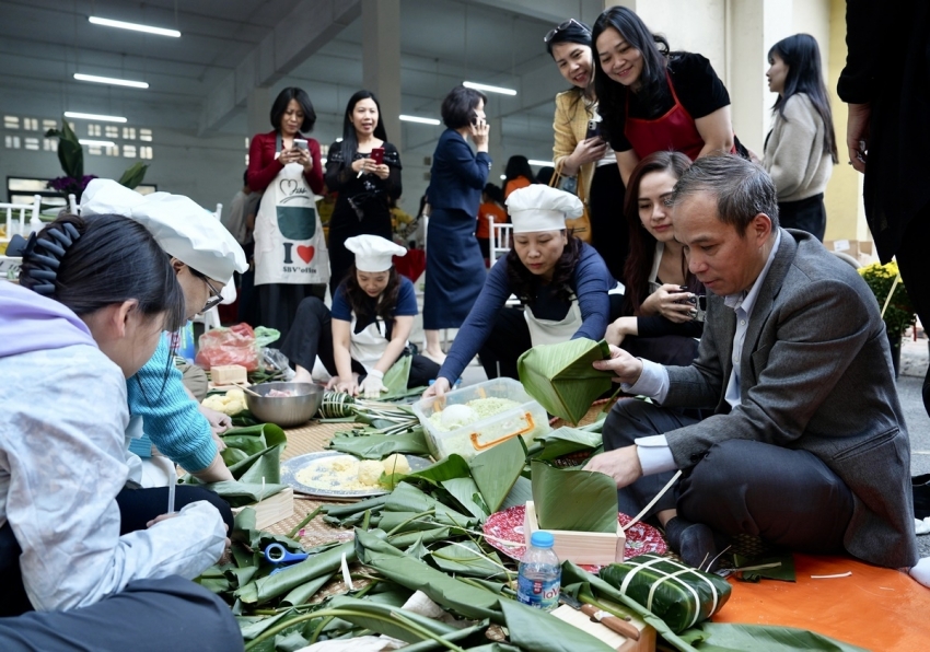 Phó Thống đốc Đoàn Thái Sơn hăng say gói bánh chưng cùng các đội thi Phó Thống đốc Đoàn Thái Sơn hăng say gói bánh chưng cùng các đội thi